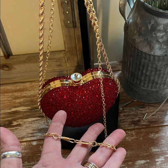 Red Heart-Shaped Glitter Clutch - Picture 6 of 8